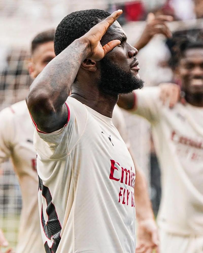 布翁焦尔诺谈主场欧冠首秀：听见欧冠主题曲时我感到无比激动（布翁焦尔诺谈欧冠主场首秀：主题曲响起那一刻让我热血沸腾）