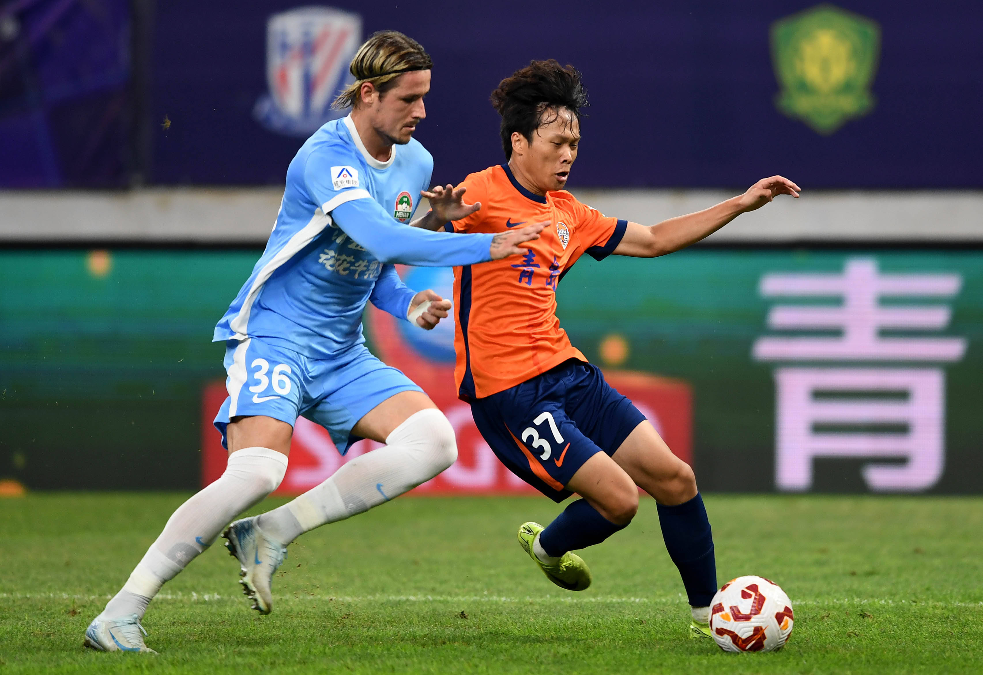 周末足坛激烈对决，拜仁、曼城、巴萨、AC米兰分别取得胜利，上演精彩绝杀。