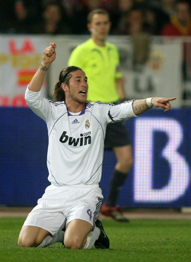 AC米兰1-0登顶意甲！38岁名将却抢走风头，带队12场不败紧追榜首（AC米兰1-0小胜登上榜首，38岁老将抢镜，率队豪取12场不败）