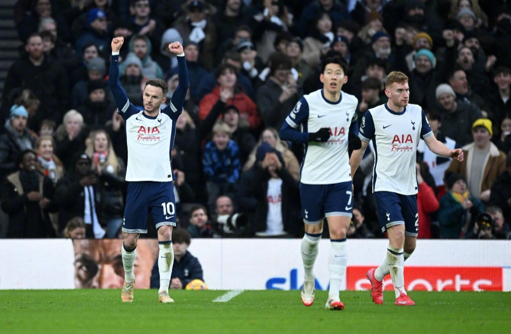 曼联客场不败创英超最长纪录，B费贡献2球1助攻，但防守漏洞明显，积分排名靠后。（曼联客场不败续写英超最长纪录，B费梅开二度并送助攻，防线隐患明显、积分依旧靠后）