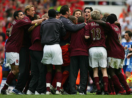 记者：维尼修斯女友在美国涉嫌欠税，可能无法陪他参加世界杯