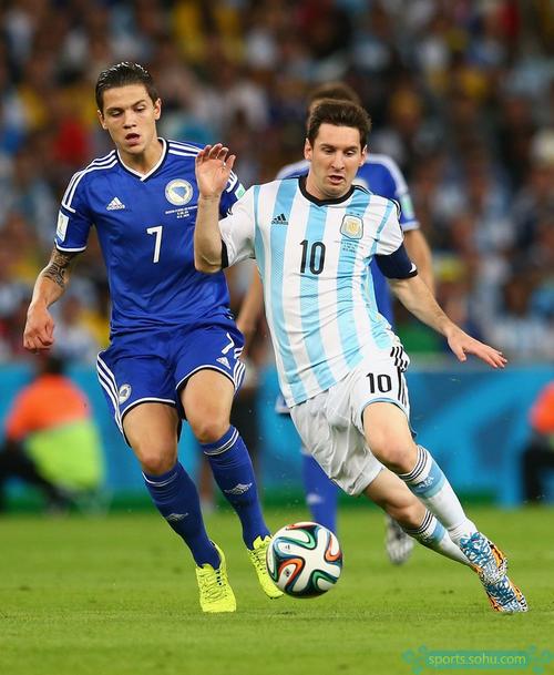 赖因德斯：会继续给阿森纳施压，我们要踢得毫无畏惧（赖因德斯：持续施压阿森纳，我们将无畏出战）