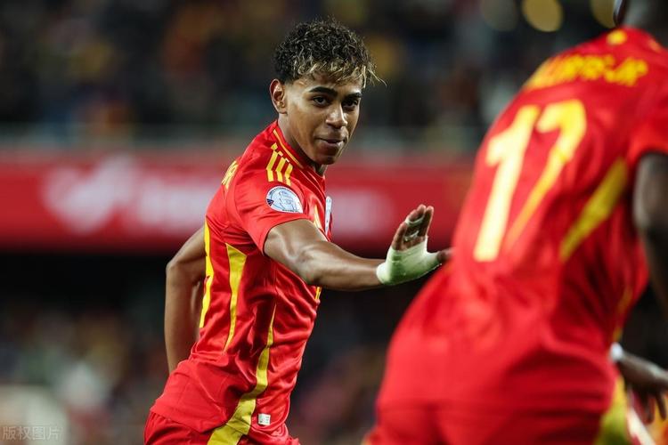 深圳男篮聘请澳大利亚教练凯利任2025-2026赛季主教练，阵容以本土核心为主，阵容实力强劲。