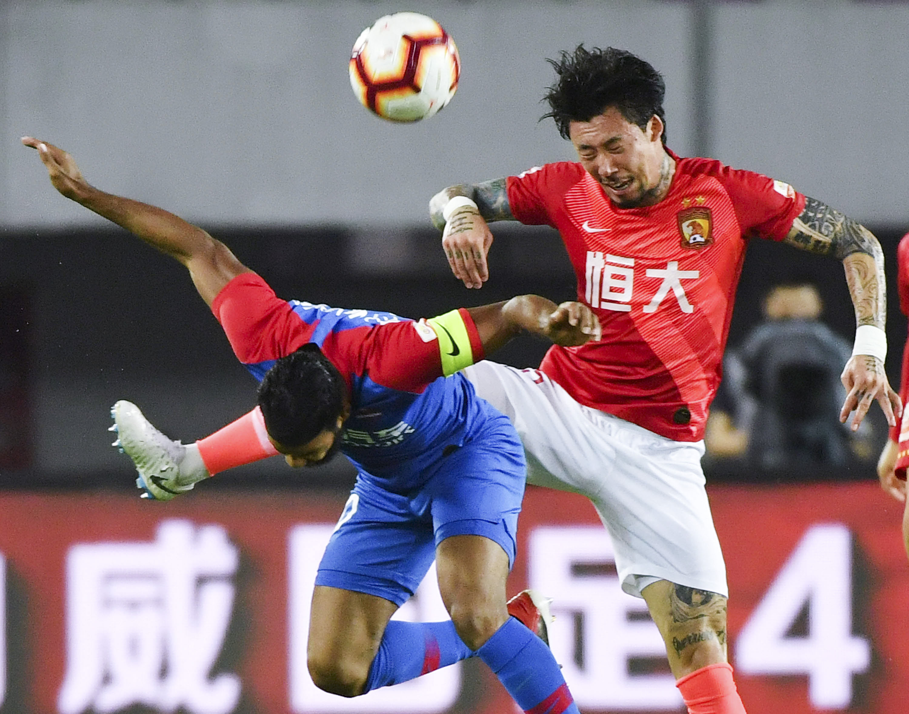 比肩阿德和埃托奥，劳塔罗本赛季出战的三场欧冠比赛均有进球（劳塔罗本季欧冠三战皆破门，追平阿德与埃托奥）